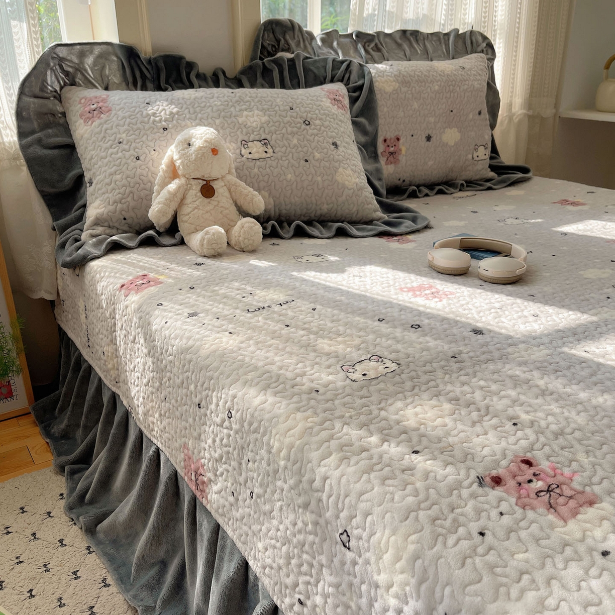 91家纺网 家纺一手货源 找家纺 红嘴企鹅 2025新款花边加厚牛奶绒单品床盖单件床盖三件套 星云小熊