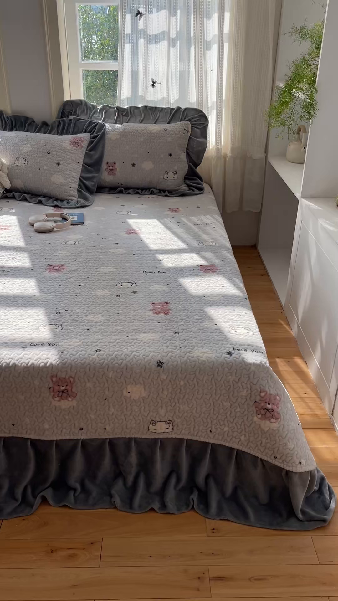 91家纺网 家纺一手货源 找家纺 红嘴企鹅 2025新款花边加厚牛奶绒单品床盖单件床盖三件套 星云小熊