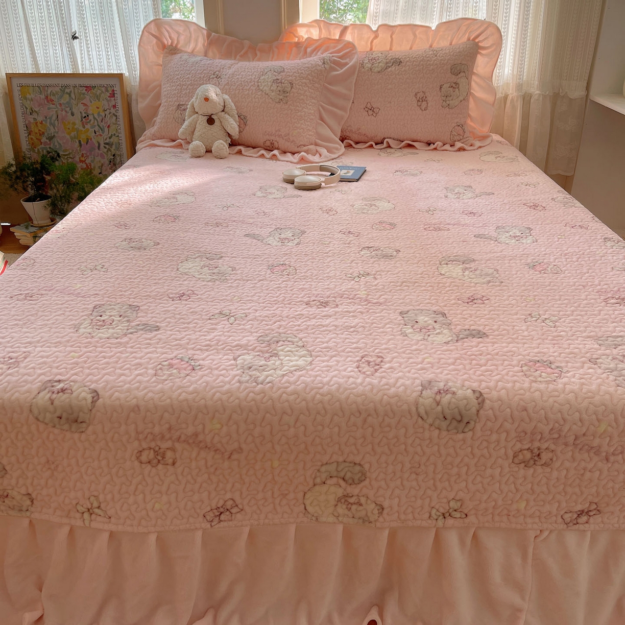 91家纺网 家纺一手货源 找家纺 红嘴企鹅 2025新款花边加厚牛奶绒单品床盖单件床盖三件套 羞羞猫