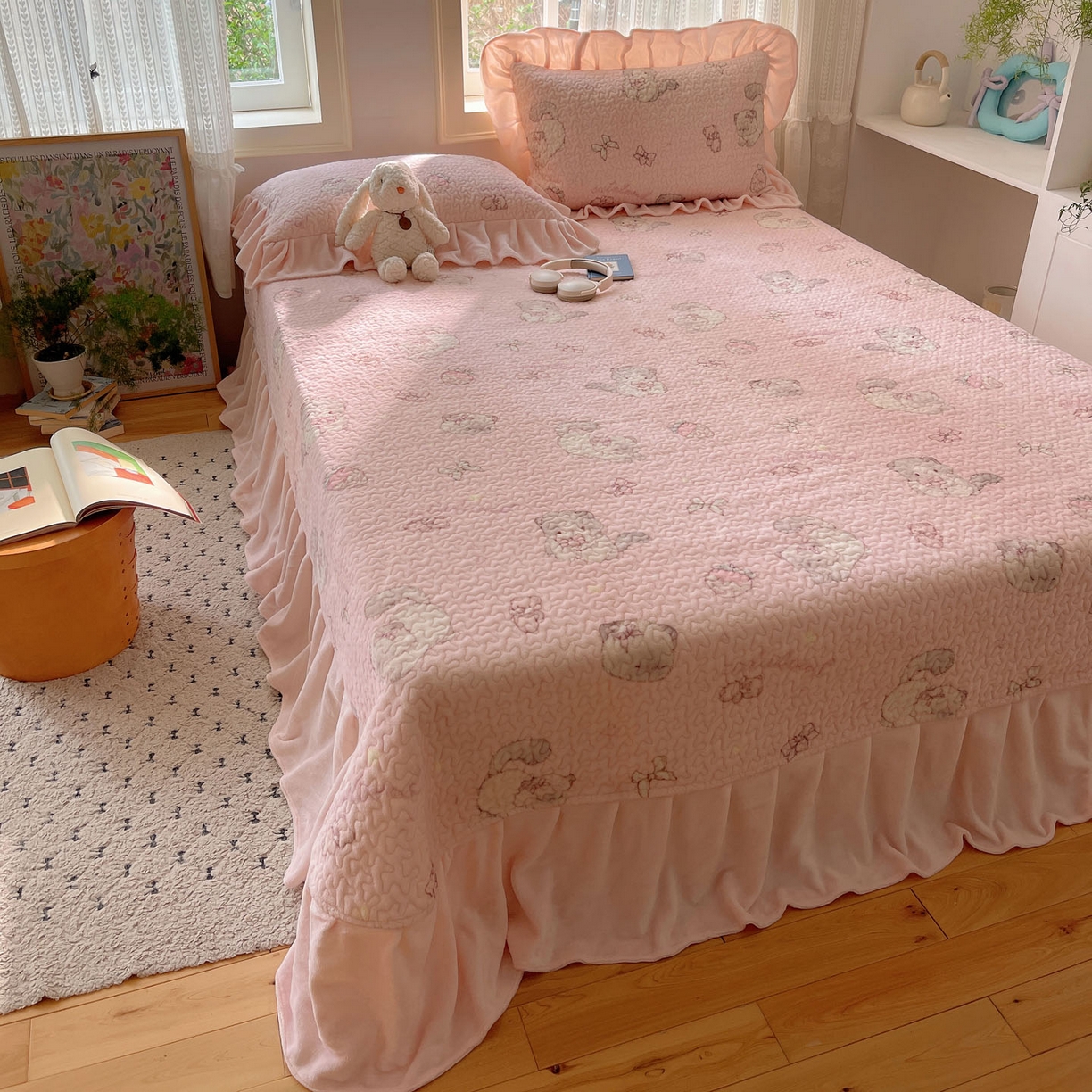 91家纺网 家纺一手货源 找家纺 红嘴企鹅 2025新款花边加厚牛奶绒单品床盖单件床盖三件套 羞羞猫