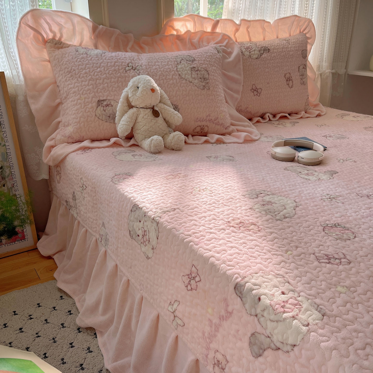 91家纺网 家纺一手货源 找家纺 红嘴企鹅 2025新款花边加厚牛奶绒单品床盖单件床盖三件套 羞羞猫