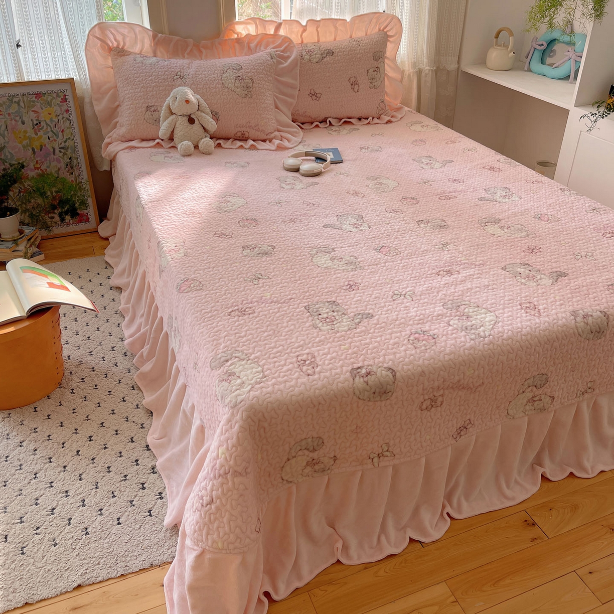 91家纺网 家纺一手货源 找家纺 红嘴企鹅 2025新款花边加厚牛奶绒单品床盖单件床盖三件套 羞羞猫