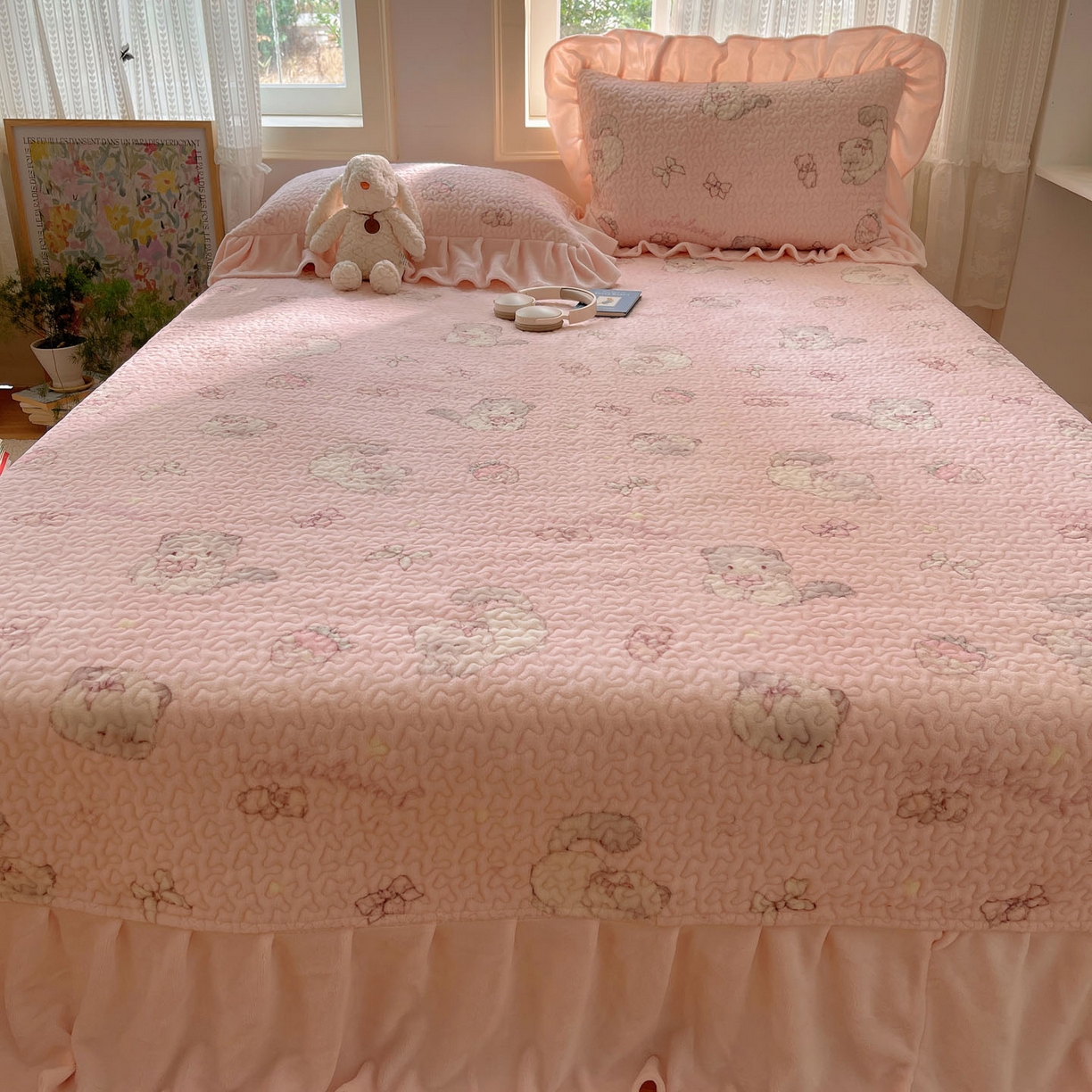 91家纺网 家纺一手货源 找家纺 红嘴企鹅 2025新款花边加厚牛奶绒单品床盖单件床盖三件套 羞羞猫