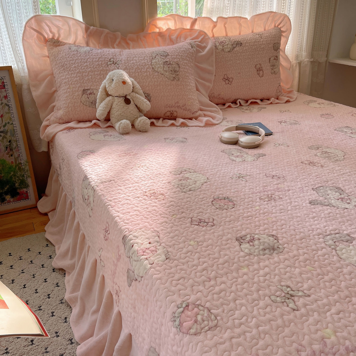 91家纺网 家纺一手货源 找家纺 红嘴企鹅 2025新款花边加厚牛奶绒单品床盖单件床盖三件套 羞羞猫