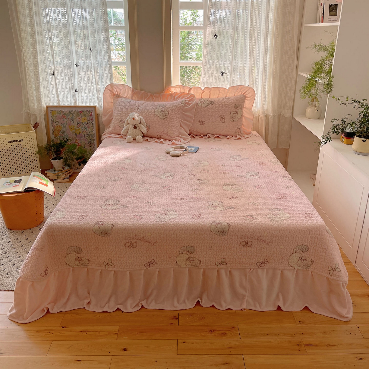 91家纺网 家纺一手货源 找家纺 红嘴企鹅 2025新款花边加厚牛奶绒单品床盖单件床盖三件套 羞羞猫