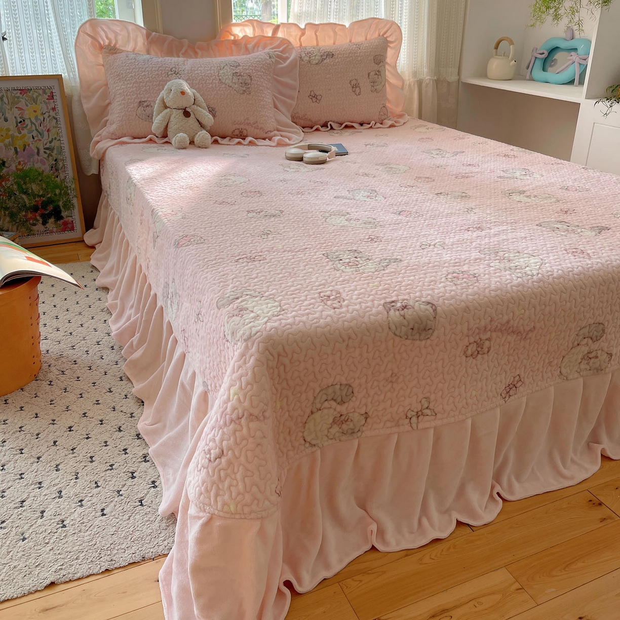 91家纺网 家纺一手货源 找家纺 红嘴企鹅 2025新款花边加厚牛奶绒单品床盖单件床盖三件套 羞羞猫