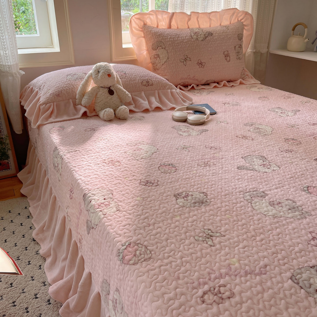 91家纺网 家纺一手货源 找家纺 红嘴企鹅 2025新款花边加厚牛奶绒单品床盖单件床盖三件套 羞羞猫