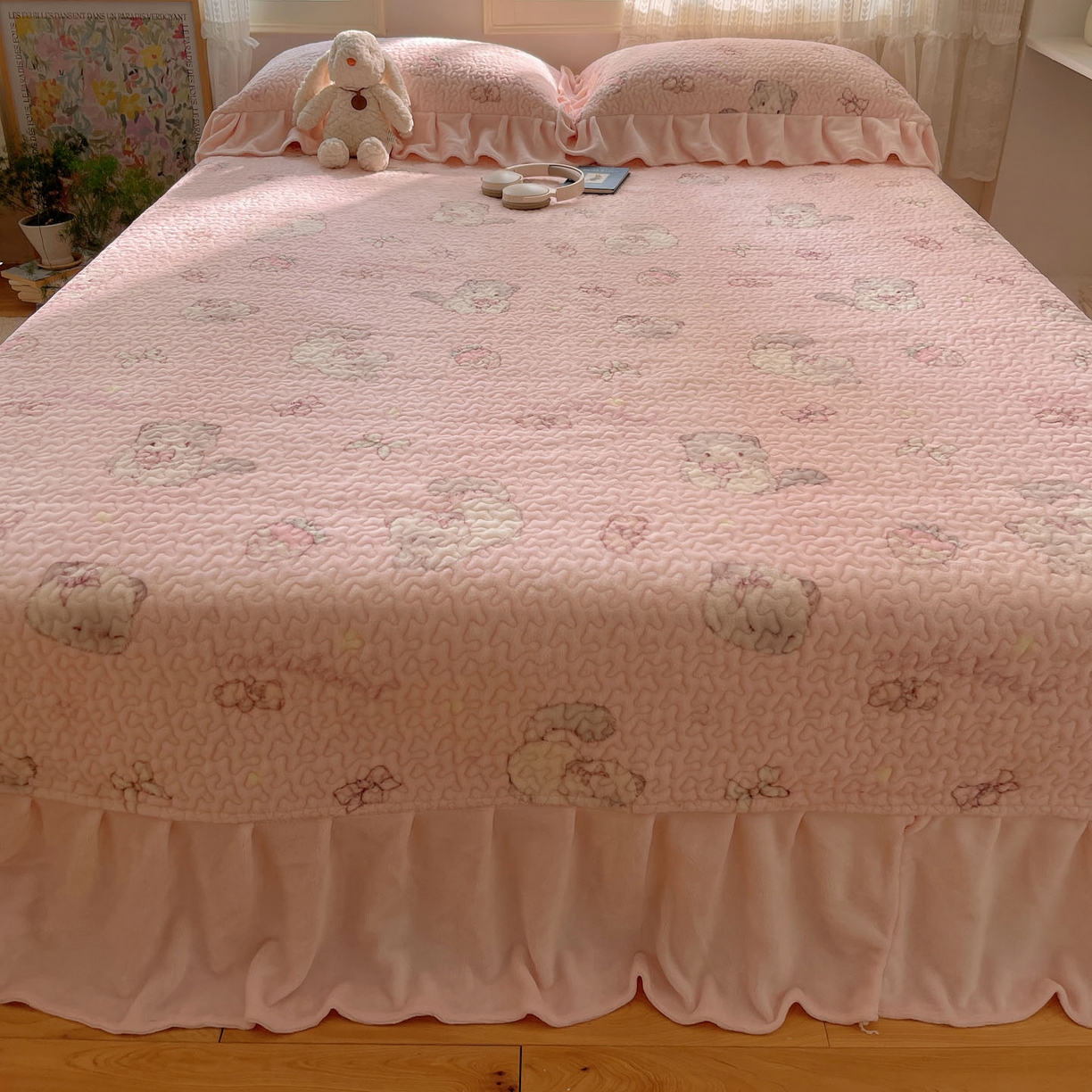 91家纺网 家纺一手货源 找家纺 红嘴企鹅 2025新款花边加厚牛奶绒单品床盖单件床盖三件套 羞羞猫