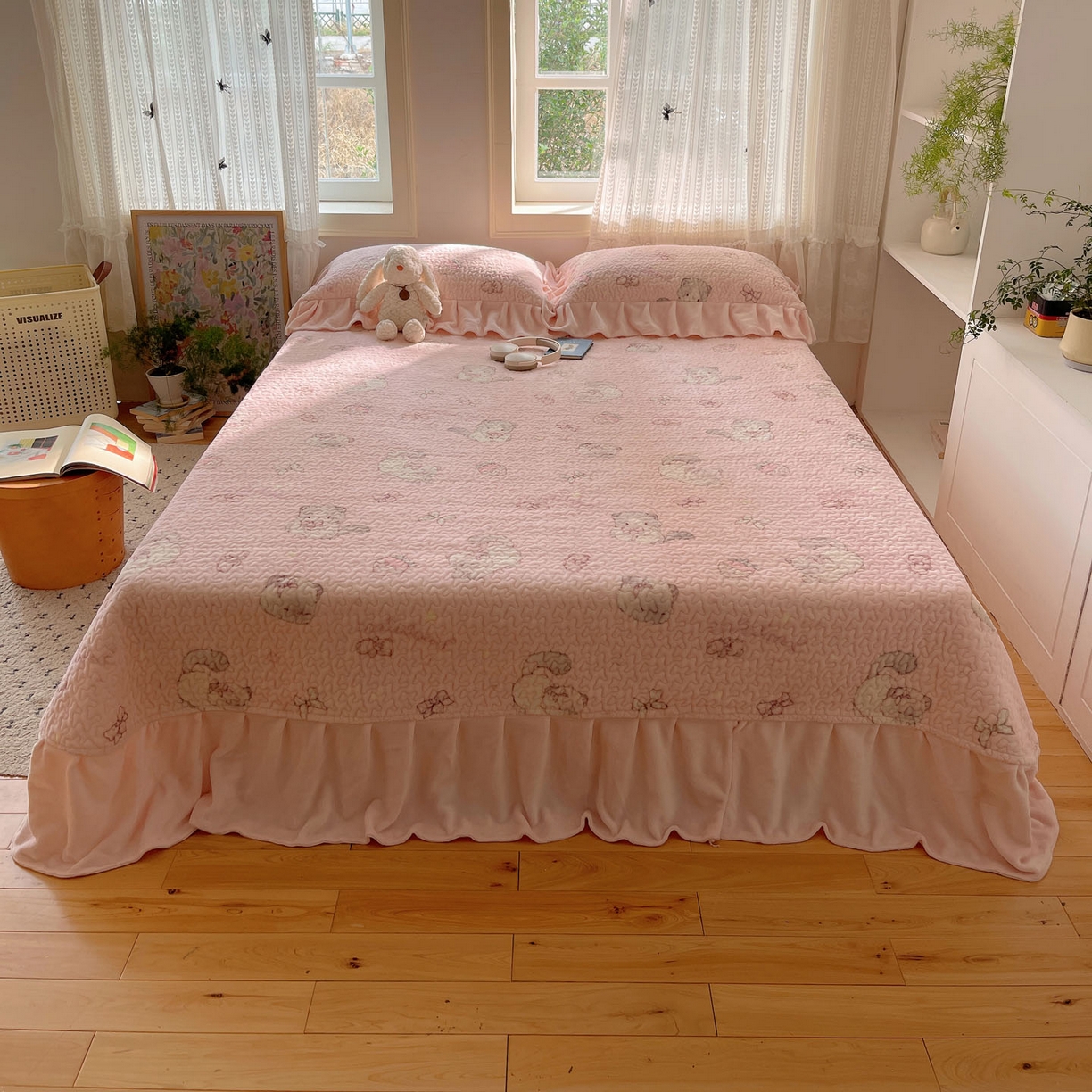 91家纺网 家纺一手货源 找家纺 红嘴企鹅 2025新款花边加厚牛奶绒单品床盖单件床盖三件套 羞羞猫