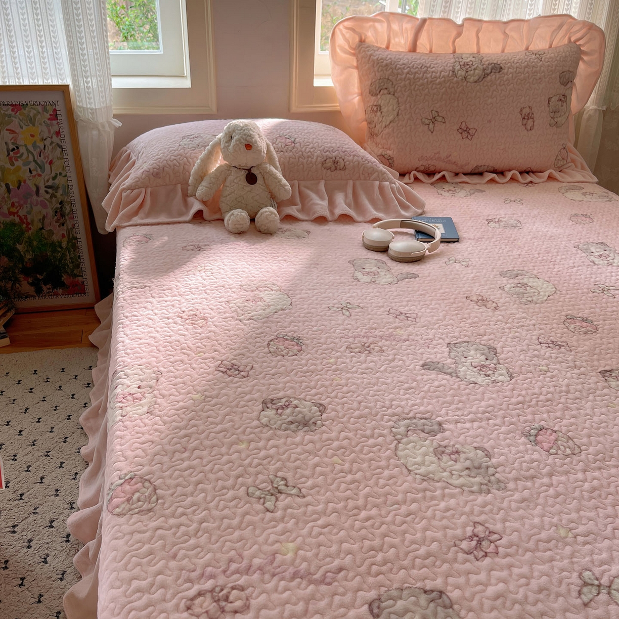 91家纺网 家纺一手货源 找家纺 红嘴企鹅 2025新款花边加厚牛奶绒单品床盖单件床盖三件套 羞羞猫