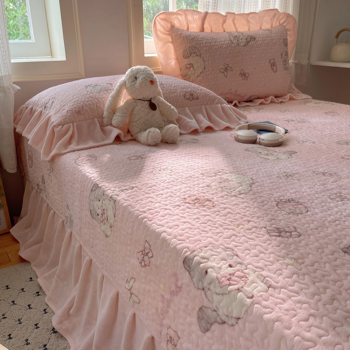 91家纺网 家纺一手货源 找家纺 红嘴企鹅 2025新款花边加厚牛奶绒单品床盖单件床盖三件套 羞羞猫