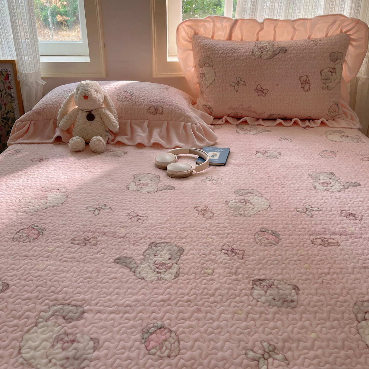 91家纺网 家纺一手货源 找家纺 红嘴企鹅 2025新款花边加厚牛奶绒单品床盖单件床盖三件套 羞羞猫