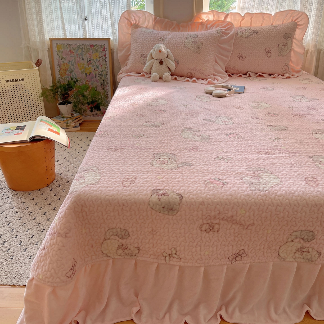 91家纺网 家纺一手货源 找家纺 红嘴企鹅 2025新款花边加厚牛奶绒单品床盖单件床盖三件套 羞羞猫