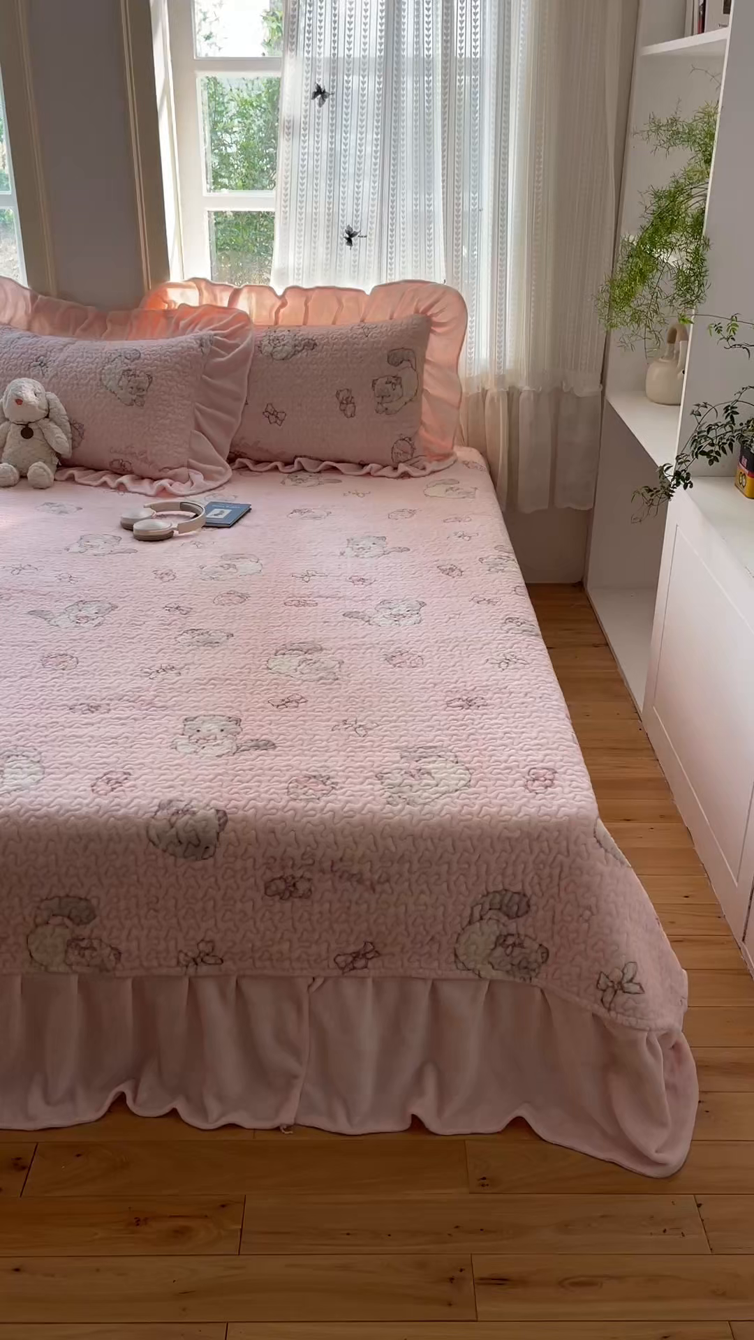 91家纺网 家纺一手货源 找家纺 红嘴企鹅 2025新款花边加厚牛奶绒单品床盖单件床盖三件套 羞羞猫