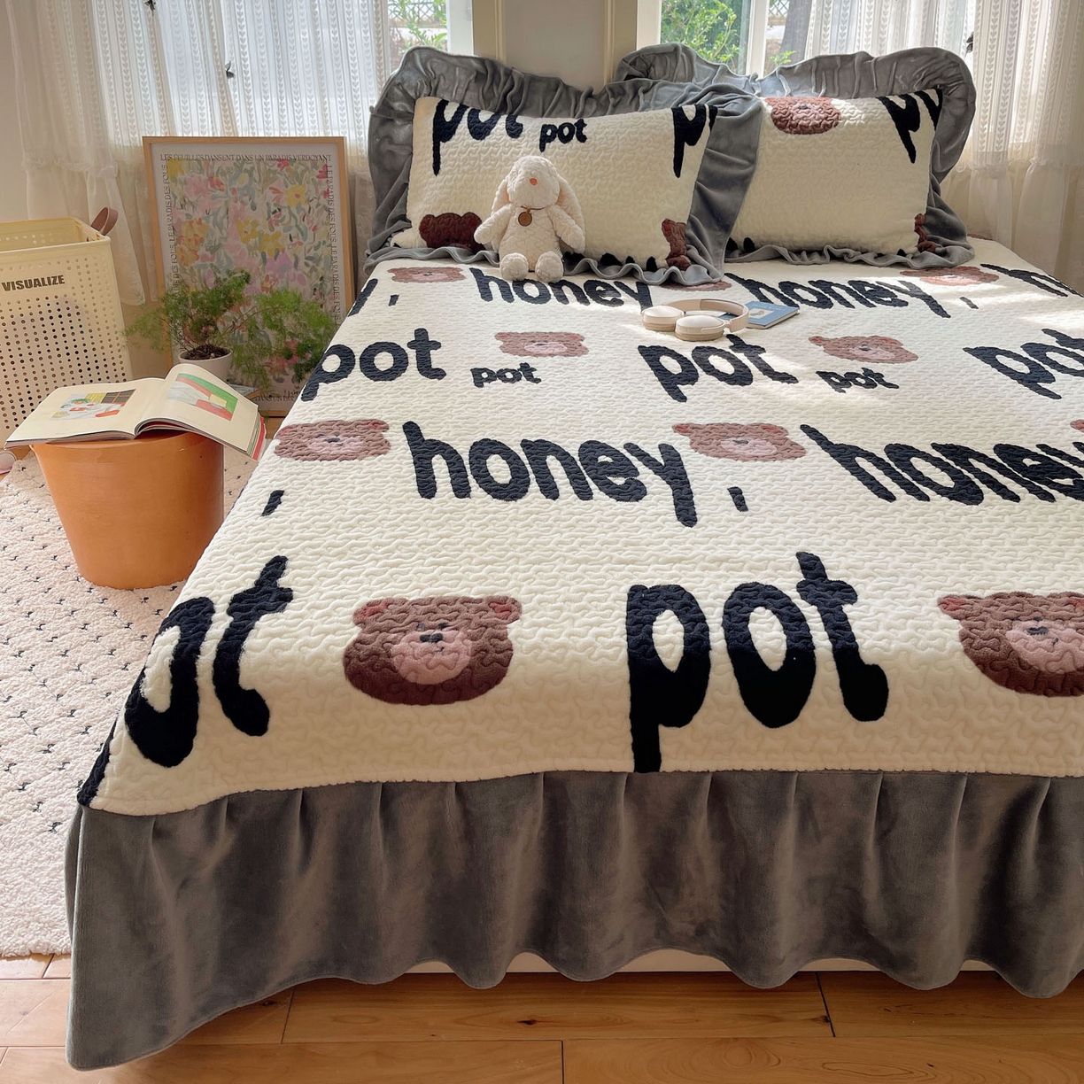 91家纺网 家纺一手货源 找家纺 红嘴企鹅 2025新款花边加厚牛奶绒单品床盖单件床盖三件套 字母熊