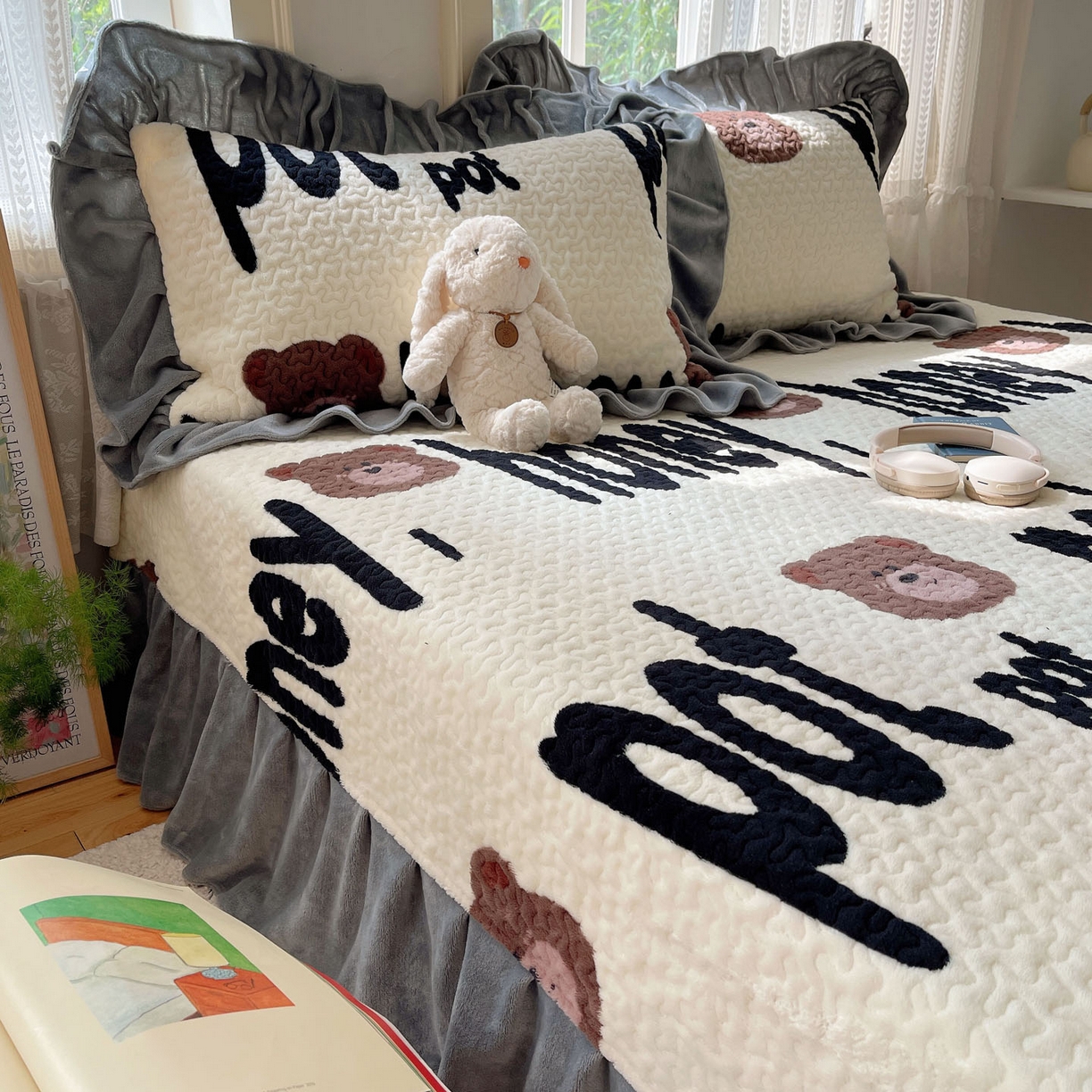 91家纺网 家纺一手货源 找家纺 红嘴企鹅 2025新款花边加厚牛奶绒单品床盖单件床盖三件套 字母熊