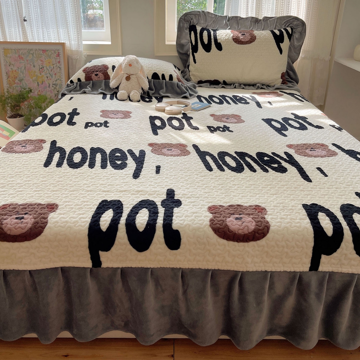 91家纺网 家纺一手货源 找家纺 红嘴企鹅 2025新款花边加厚牛奶绒单品床盖单件床盖三件套 字母熊