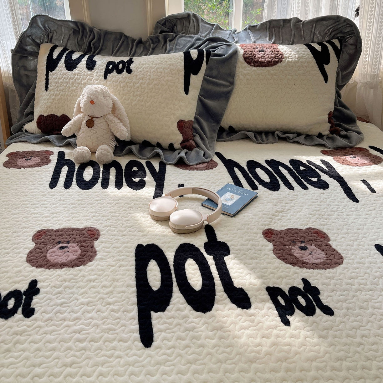 91家纺网 家纺一手货源 找家纺 红嘴企鹅 2025新款花边加厚牛奶绒单品床盖单件床盖三件套 字母熊