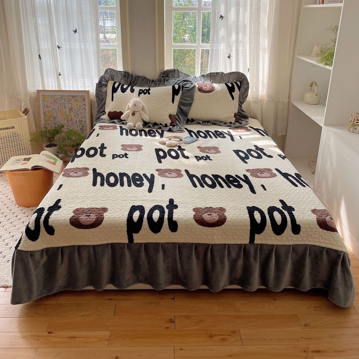 91家纺网 家纺一手货源 找家纺 红嘴企鹅 2025新款花边加厚牛奶绒单品床盖单件床盖三件套 字母熊