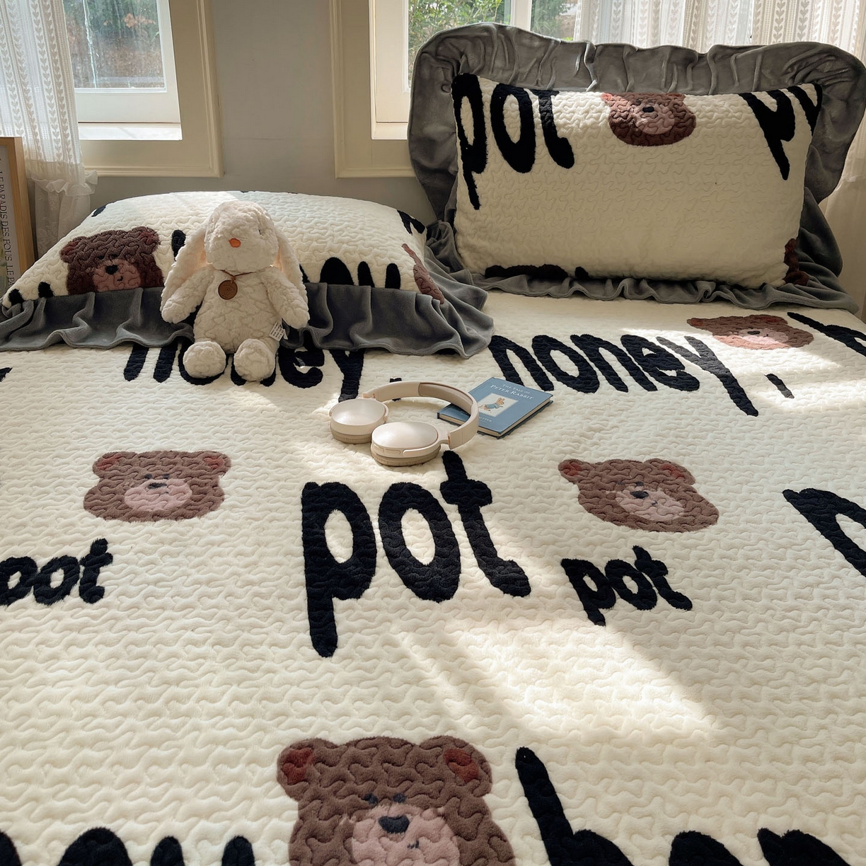 91家纺网 家纺一手货源 找家纺 红嘴企鹅 2025新款花边加厚牛奶绒单品床盖单件床盖三件套 字母熊