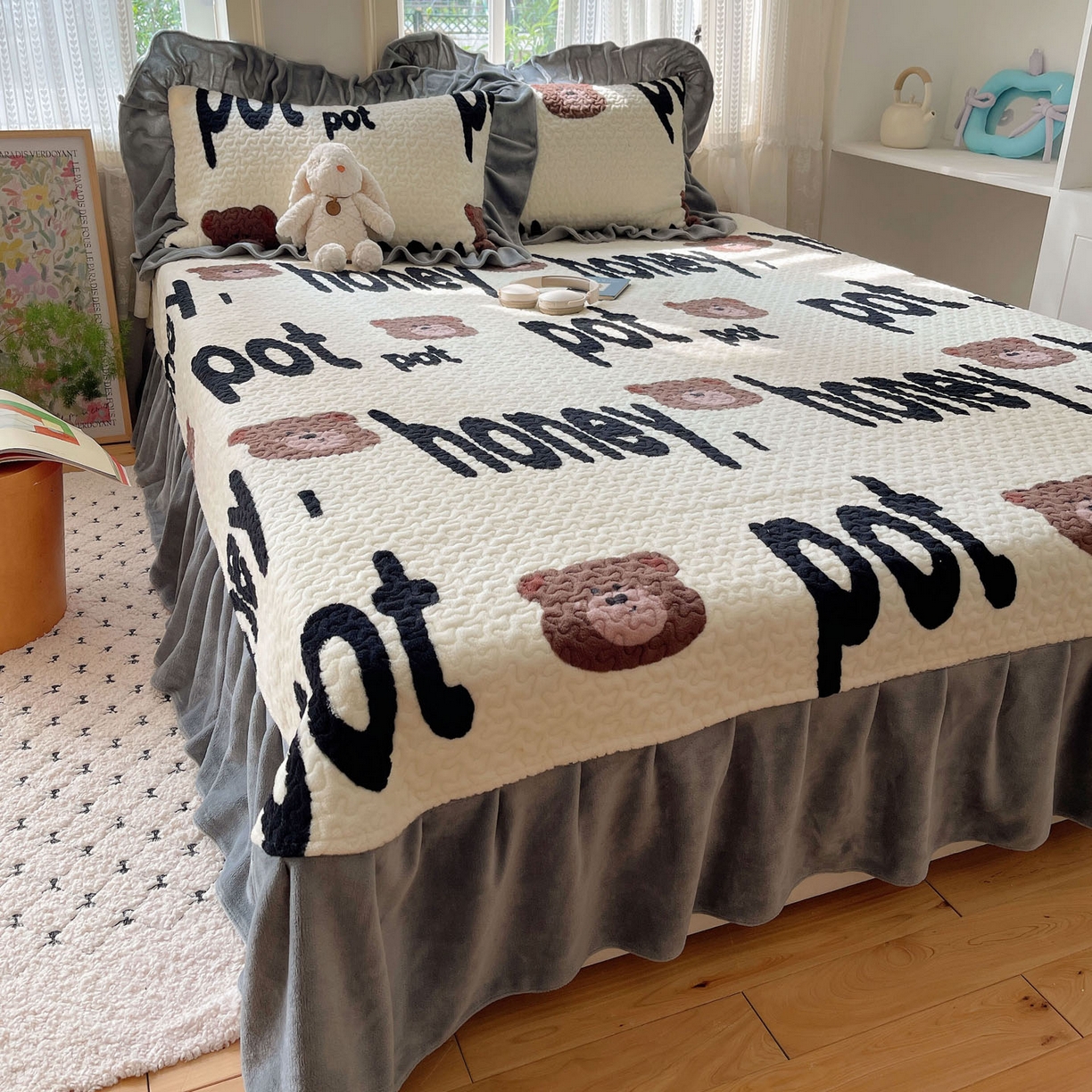 91家纺网 家纺一手货源 找家纺 红嘴企鹅 2025新款花边加厚牛奶绒单品床盖单件床盖三件套 字母熊