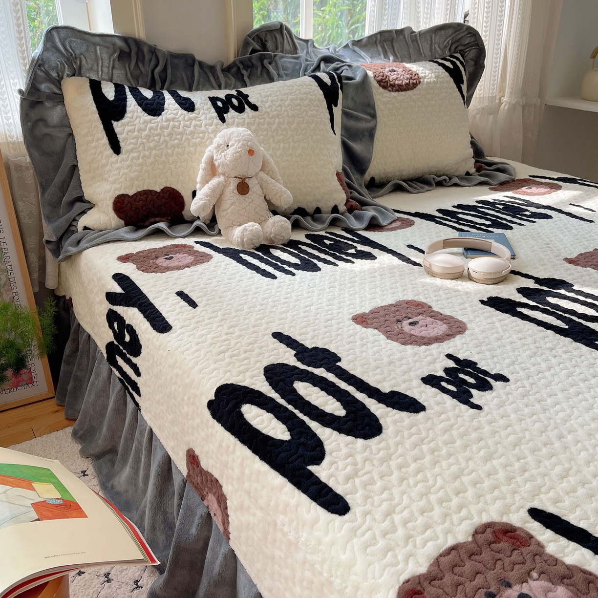 91家纺网 家纺一手货源 找家纺 红嘴企鹅 2025新款花边加厚牛奶绒单品床盖单件床盖三件套 字母熊