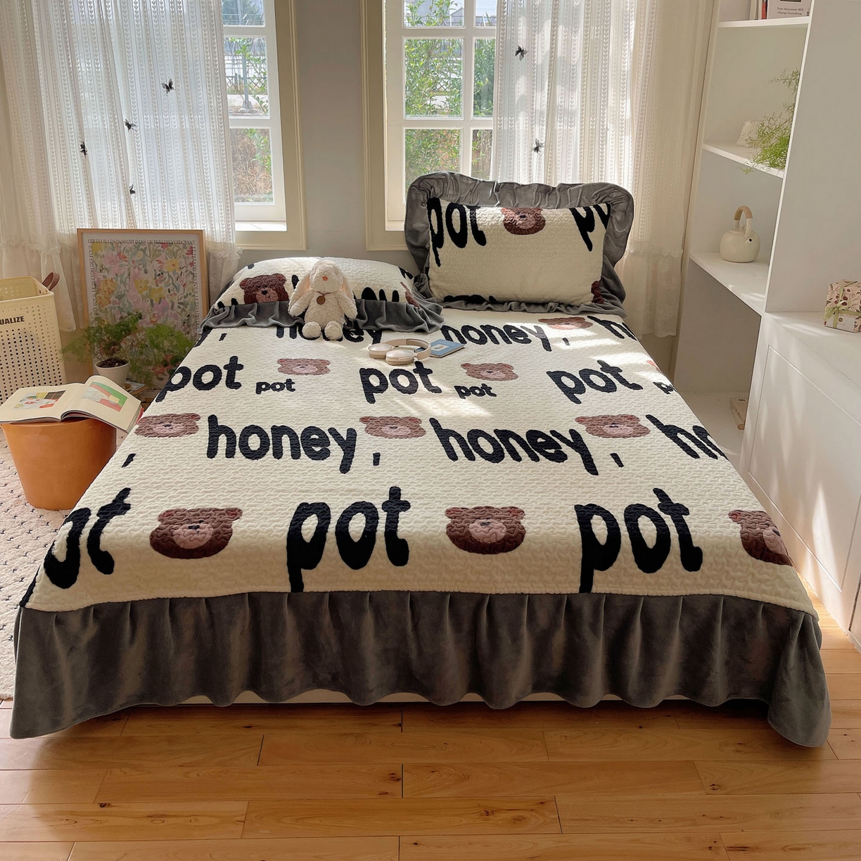 91家纺网 家纺一手货源 找家纺 红嘴企鹅 2025新款花边加厚牛奶绒单品床盖单件床盖三件套 字母熊