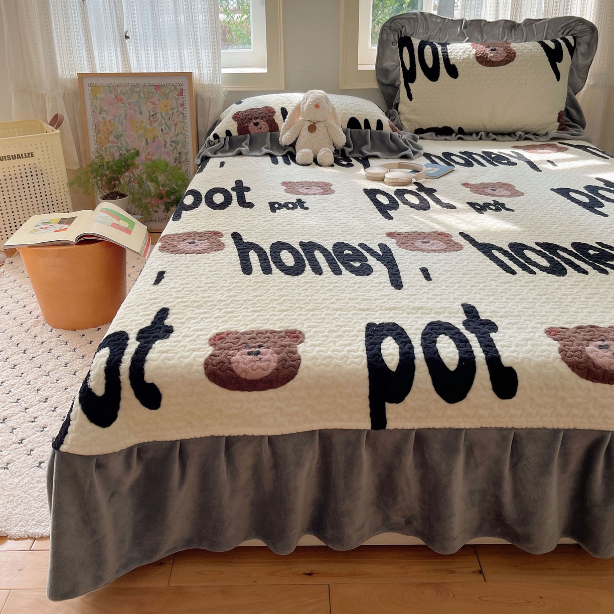 91家纺网 家纺一手货源 找家纺 红嘴企鹅 2025新款花边加厚牛奶绒单品床盖单件床盖三件套 字母熊