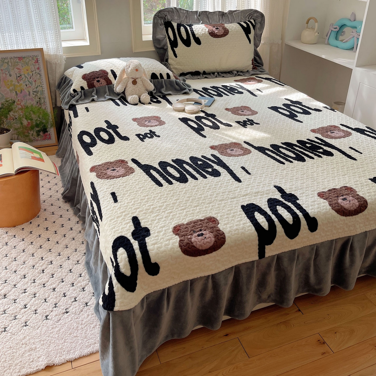 91家纺网 家纺一手货源 找家纺 红嘴企鹅 2025新款花边加厚牛奶绒单品床盖单件床盖三件套 字母熊