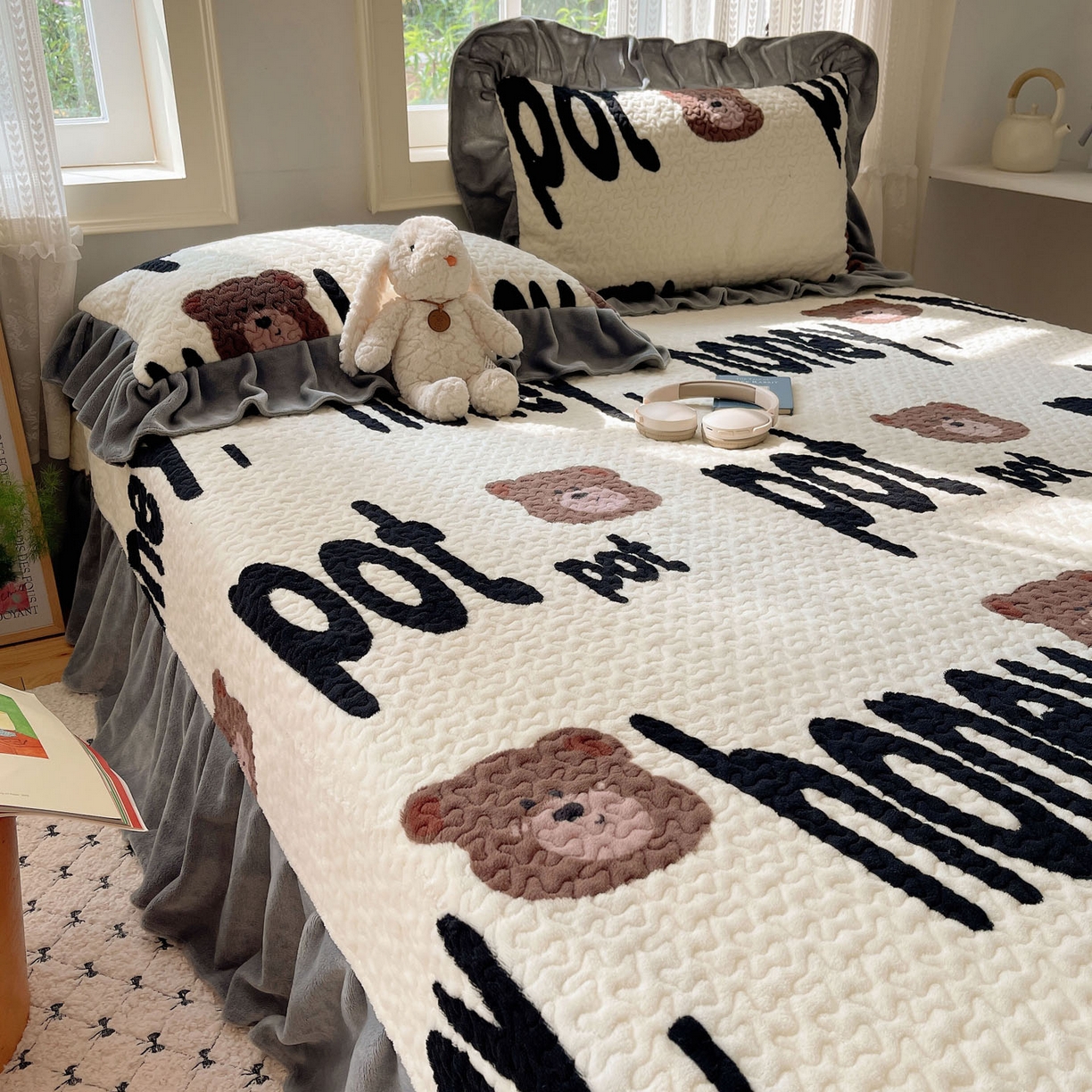 91家纺网 家纺一手货源 找家纺 红嘴企鹅 2025新款花边加厚牛奶绒单品床盖单件床盖三件套 字母熊