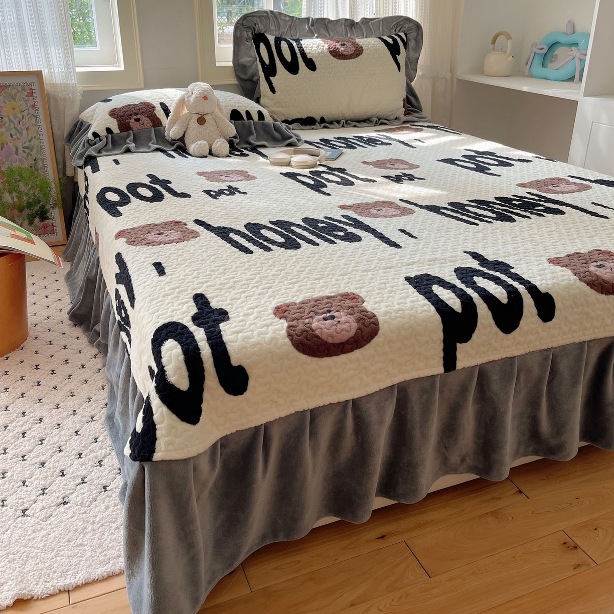 91家纺网 家纺一手货源 找家纺 红嘴企鹅 2025新款花边加厚牛奶绒单品床盖单件床盖三件套 字母熊