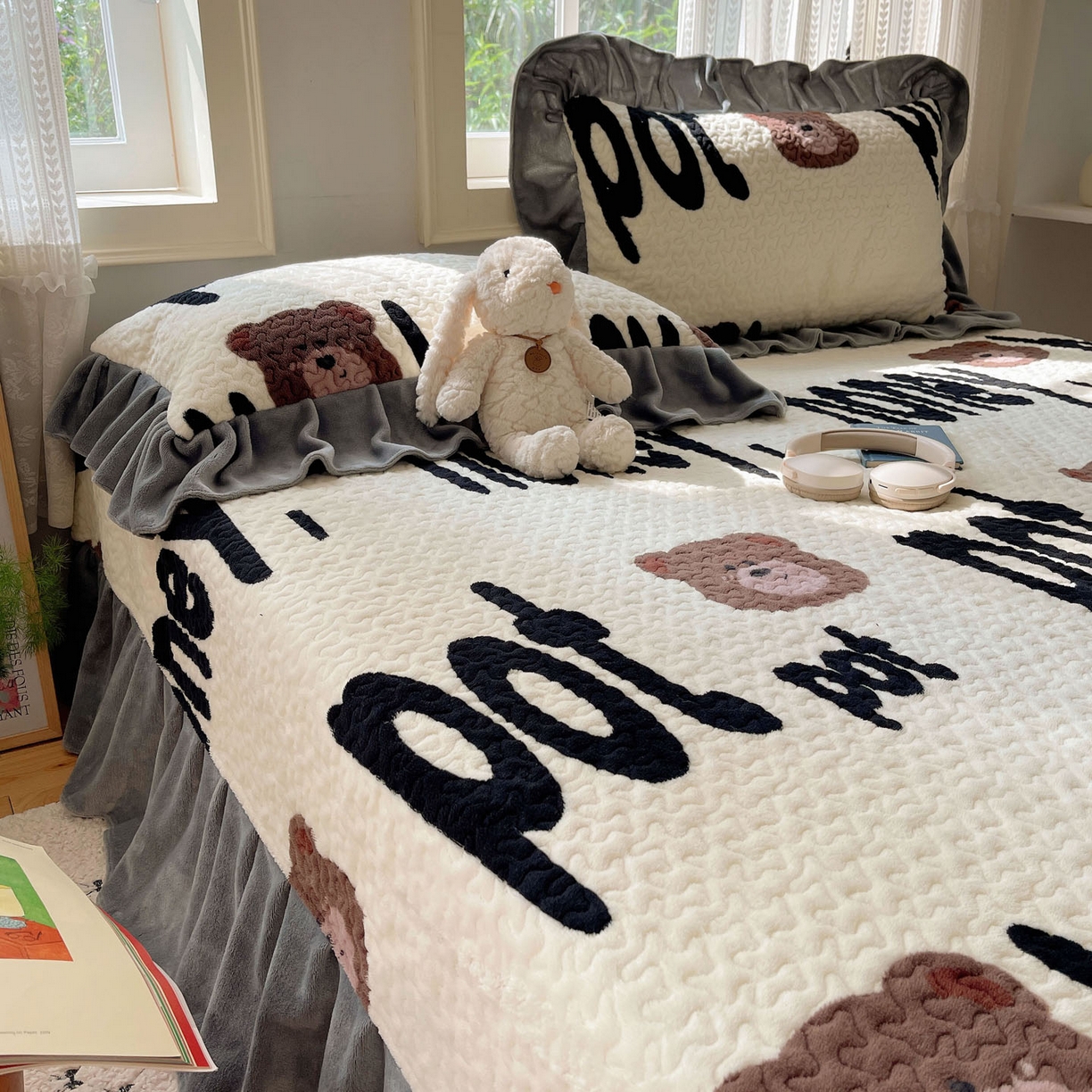 91家纺网 家纺一手货源 找家纺 红嘴企鹅 2025新款花边加厚牛奶绒单品床盖单件床盖三件套 字母熊