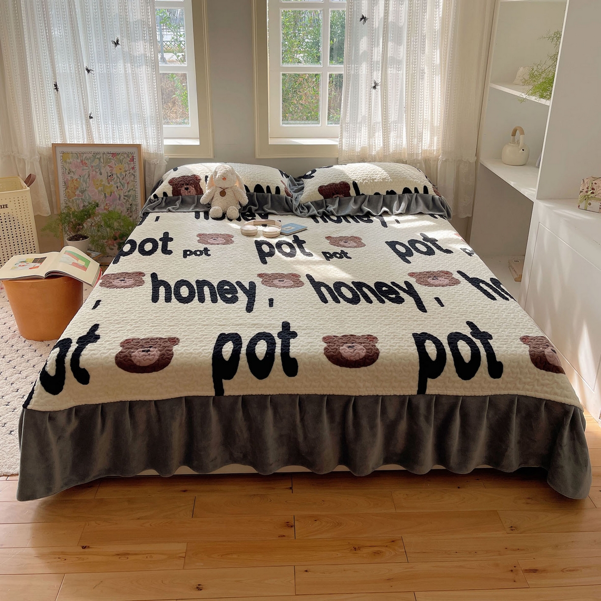 91家纺网 家纺一手货源 找家纺 红嘴企鹅 2025新款花边加厚牛奶绒单品床盖单件床盖三件套 字母熊