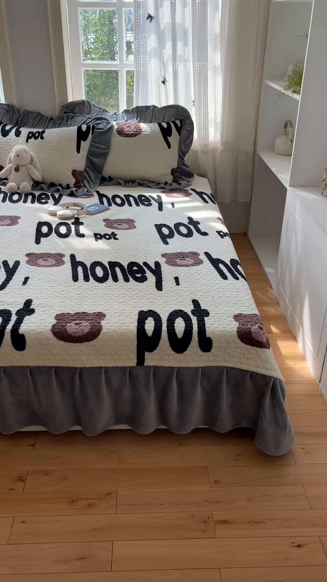 91家纺网 家纺一手货源 找家纺 红嘴企鹅 2025新款花边加厚牛奶绒单品床盖单件床盖三件套 字母熊