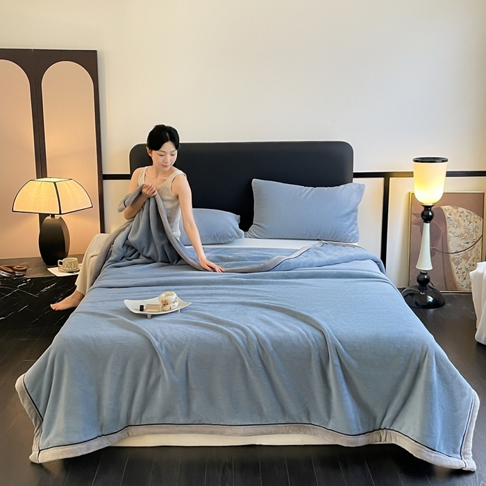 91家纺网 家纺一手货源 找家纺 欧邦 2025新款加厚牛奶绒毛毯多功能盖毯毯子-素颜系列 素颜-微蓝