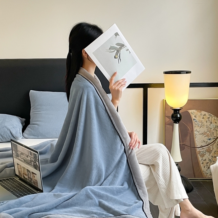 91家纺网 家纺一手货源 找家纺 欧邦 2025新款加厚牛奶绒毛毯多功能盖毯毯子-素颜系列 素颜-微蓝
