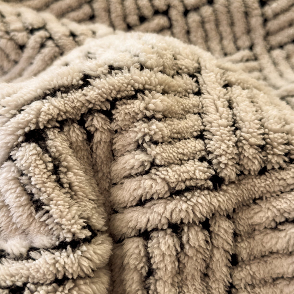 91家纺网 家纺一手货源 找家纺 欧邦 2025新款提花暖阳绒羊羔绒毛毯多功能盖毯-梦境系列 梦境-米驼