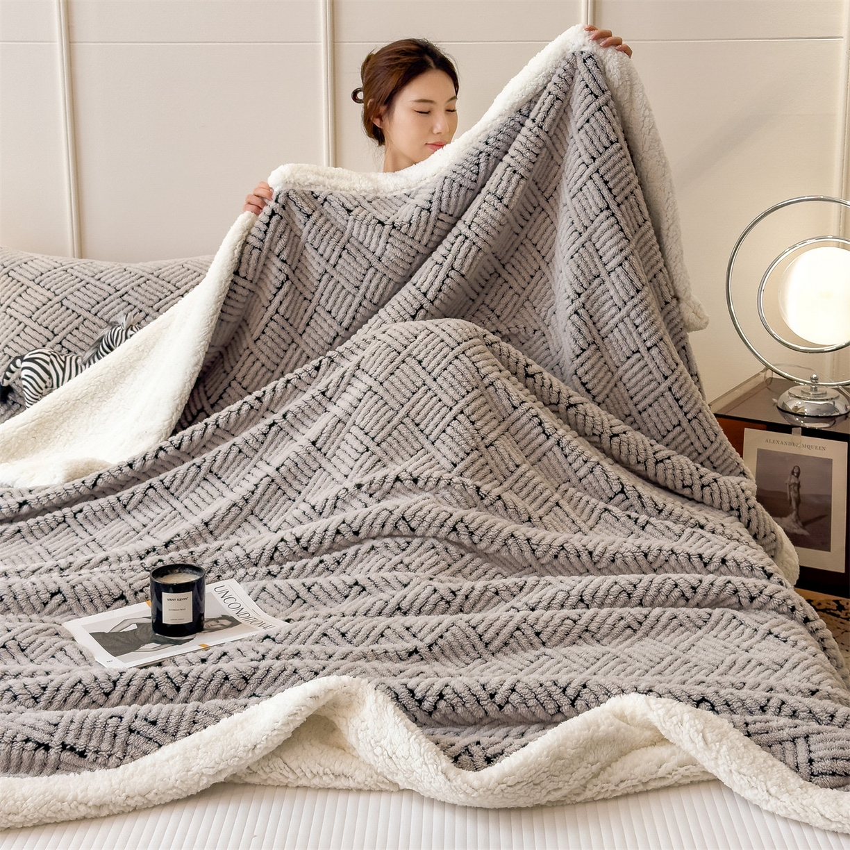 91家纺网 家纺一手货源 找家纺 欧邦 2025新款提花暖阳绒羊羔绒毛毯多功能盖毯-梦境系列 梦境-雾灰