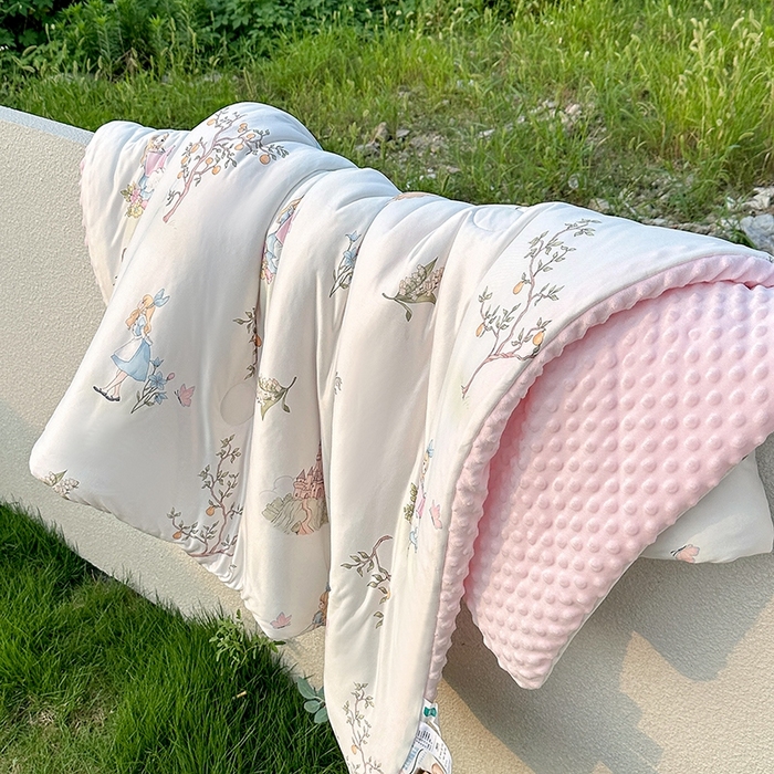 91家纺网 家纺一手货源 找家纺 小芽家居 2025新款A类豆豆被 仙踪漫游