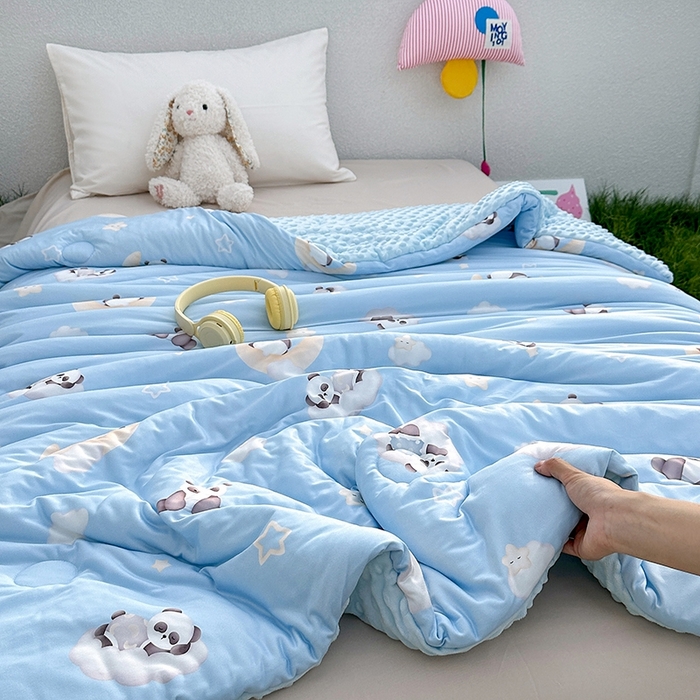 91家纺网 家纺一手货源 找家纺 小芽家居 2025新款A类豆豆被 熊猫乐园-蓝