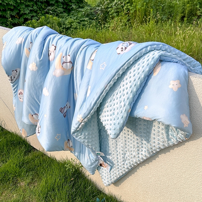 91家纺网 家纺一手货源 找家纺 小芽家居 2025新款A类豆豆被 熊猫乐园-蓝