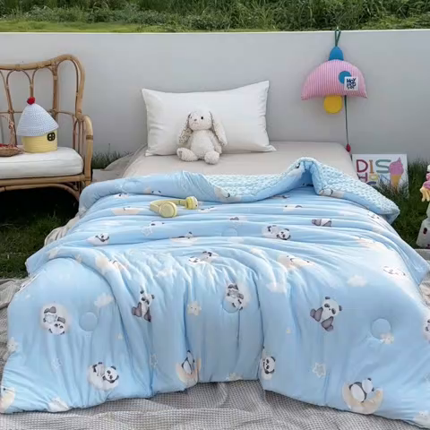 91家纺网 家纺一手货源 找家纺 小芽家居 2025新款A类豆豆被 熊猫乐园-蓝
