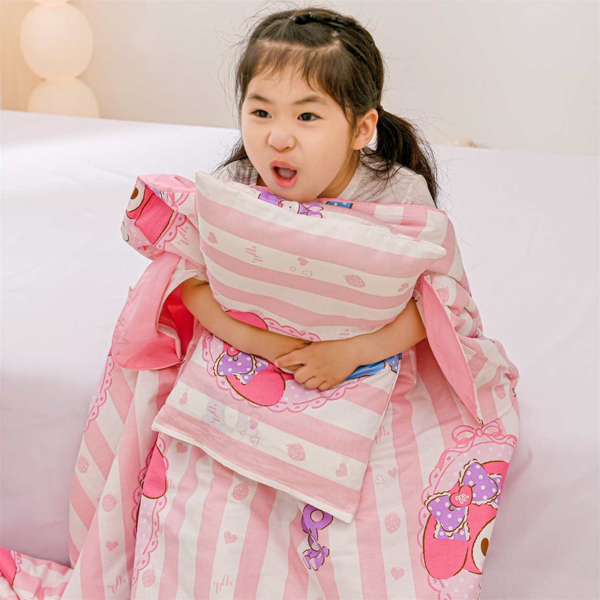 91家纺网 家纺一手货源 找家纺 名兮家居 2025新款正版授权全棉纯棉儿童护肚防踢睡袋 防踢被-竖条美乐蒂