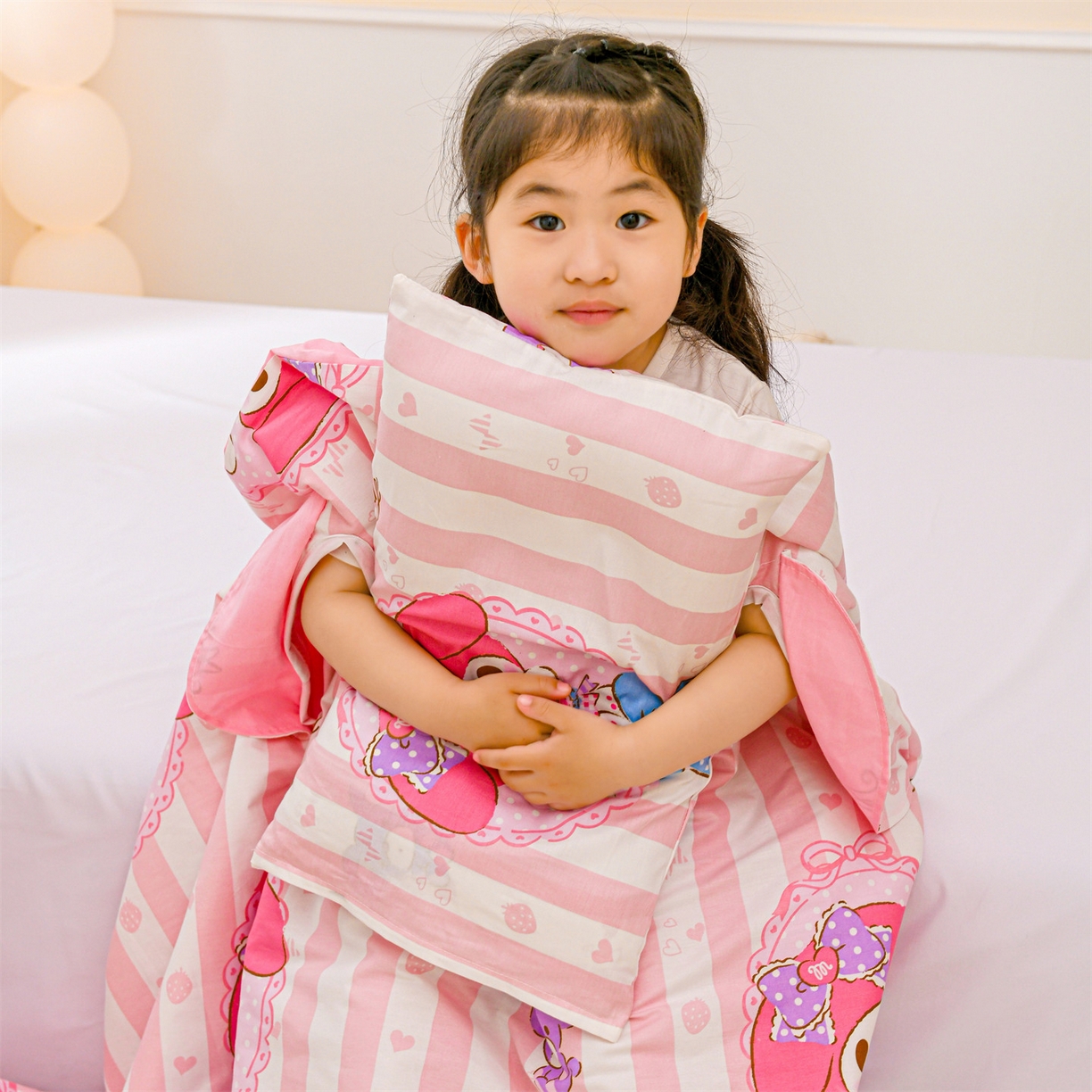 91家纺网 家纺一手货源 找家纺 名兮家居 2025新款正版授权全棉纯棉儿童护肚防踢睡袋 防踢被-竖条美乐蒂