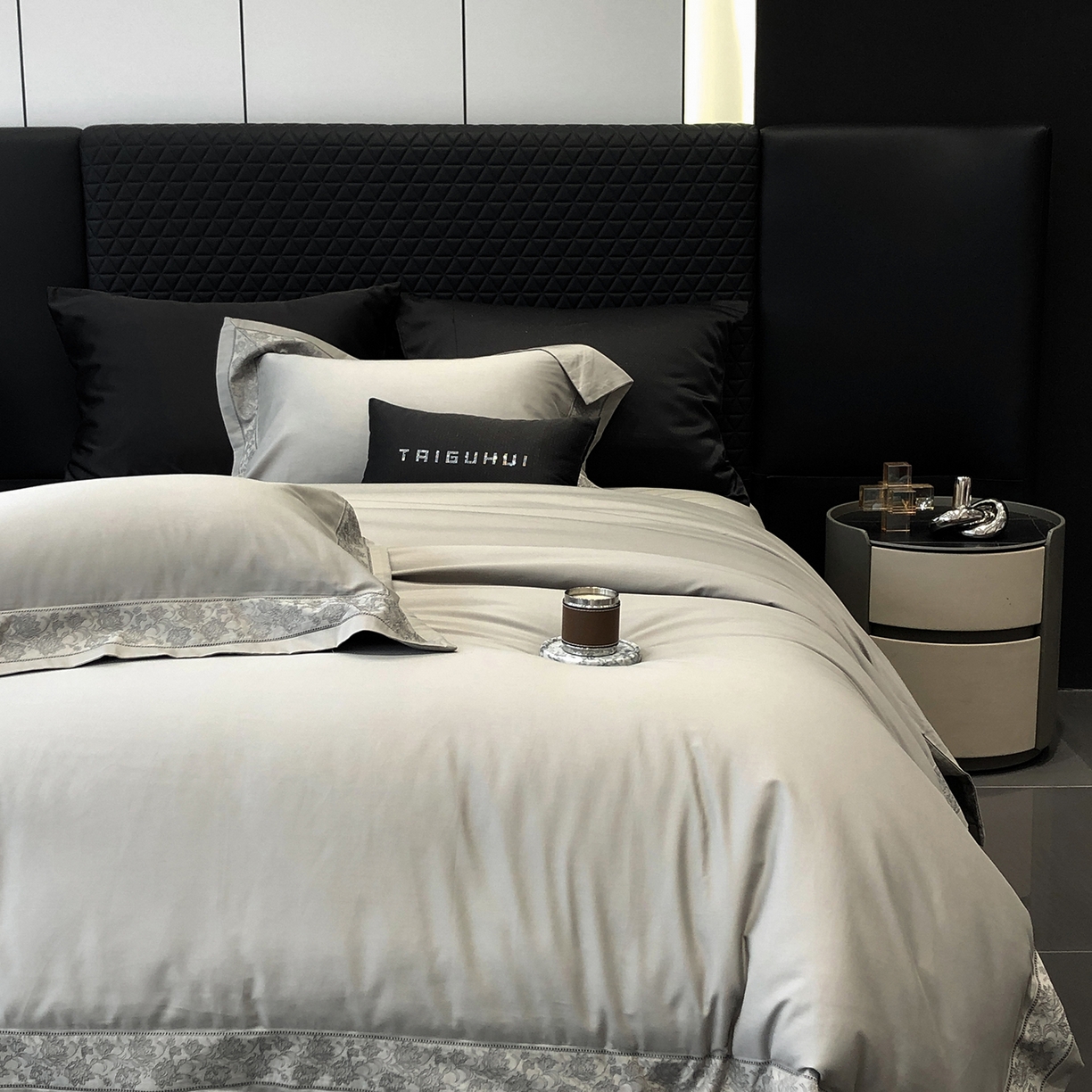 91家纺网 家纺一手货源 找家纺 太古汇家居 2025新款全棉“磨毛芙蕾特”镂空系列四件套 磨毛芙蕾特-大象灰