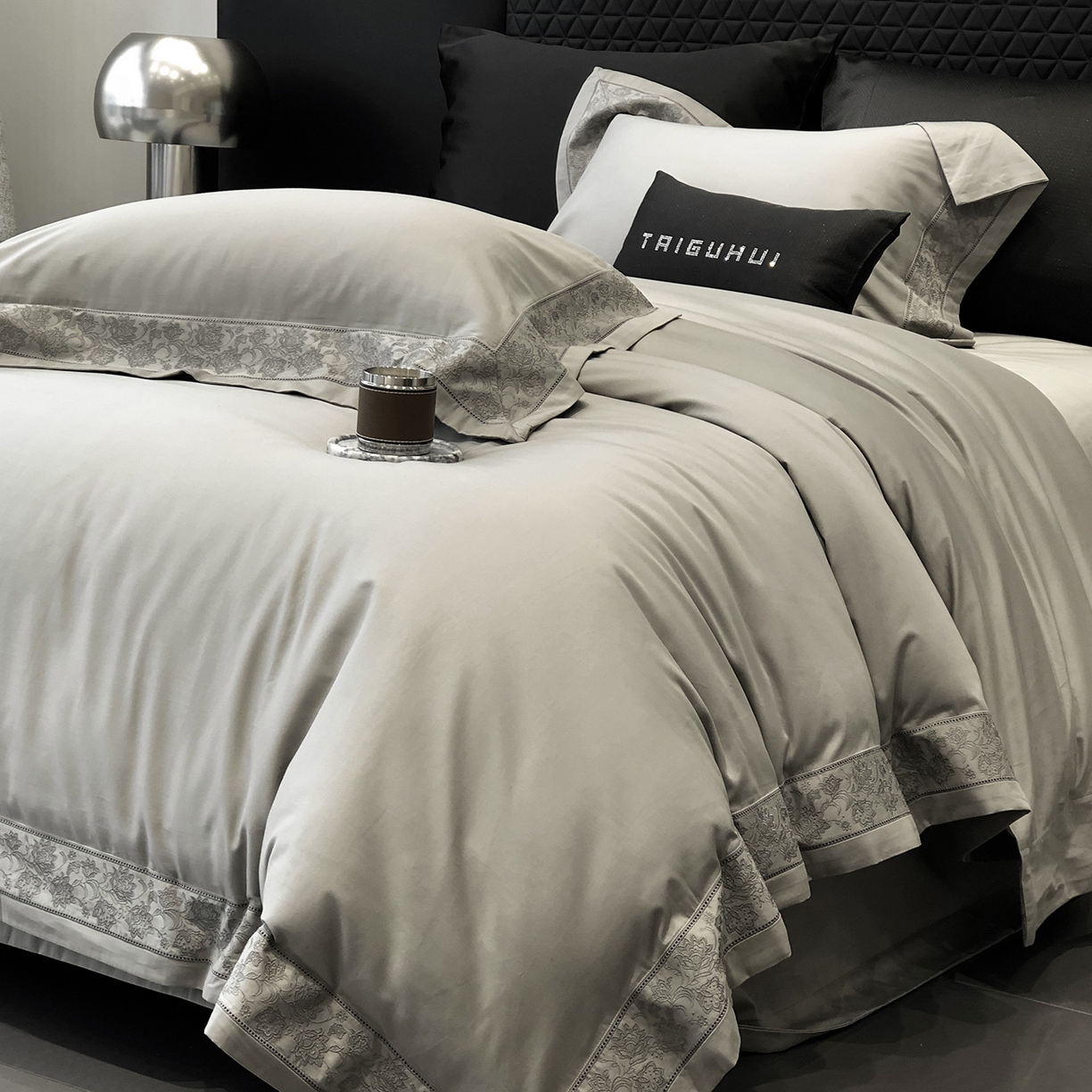 91家纺网 家纺一手货源 找家纺 太古汇家居 2025新款全棉“磨毛芙蕾特”镂空系列四件套 磨毛芙蕾特-大象灰