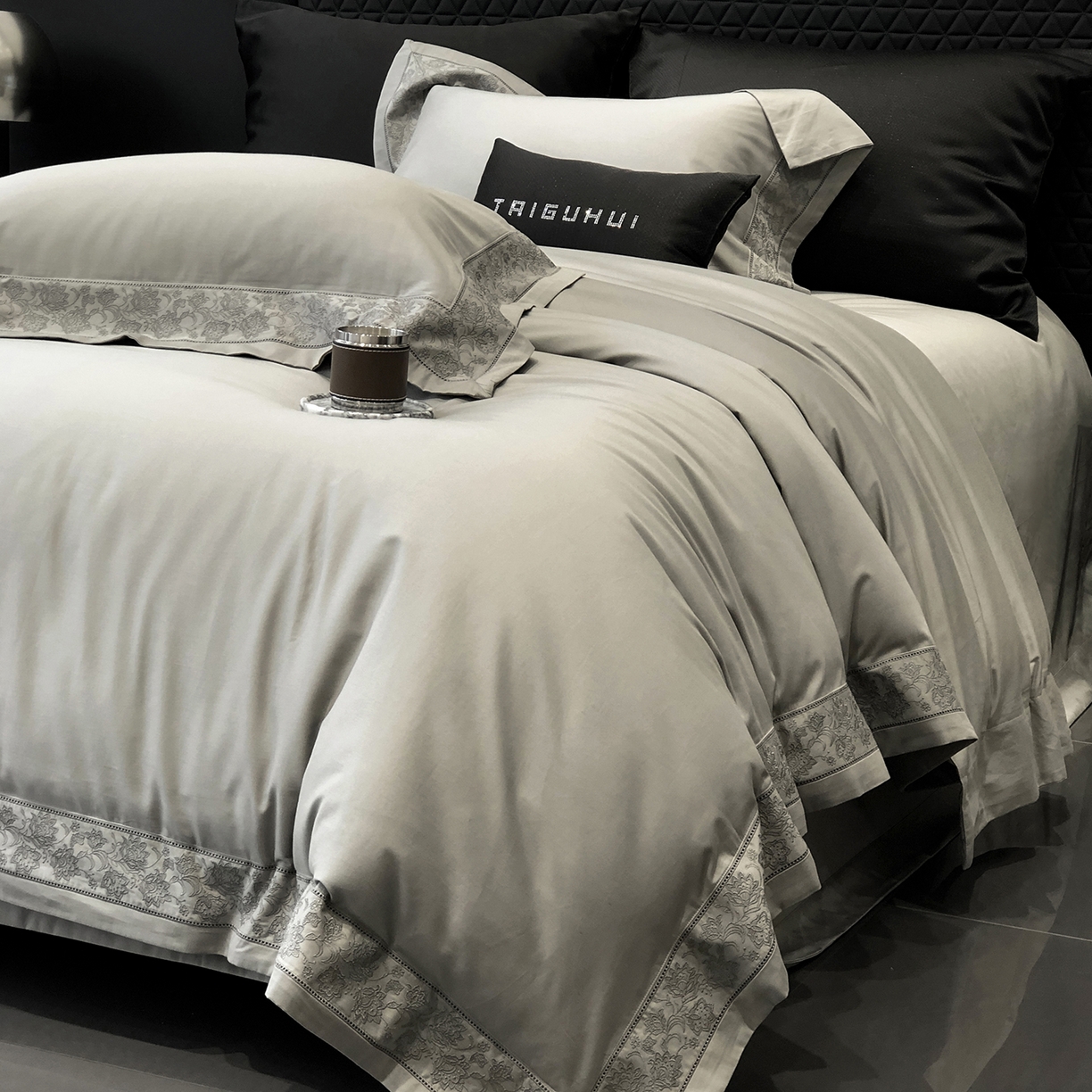 91家纺网 家纺一手货源 找家纺 太古汇家居 2025新款全棉“磨毛芙蕾特”镂空系列四件套 磨毛芙蕾特-大象灰