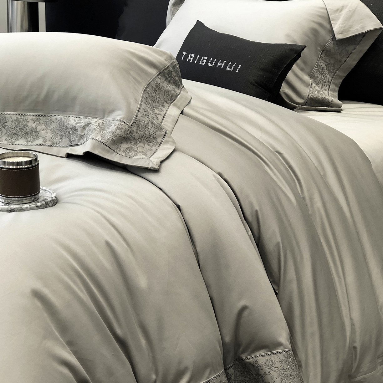 91家纺网 家纺一手货源 找家纺 太古汇家居 2025新款全棉“磨毛芙蕾特”镂空系列四件套 磨毛芙蕾特-大象灰