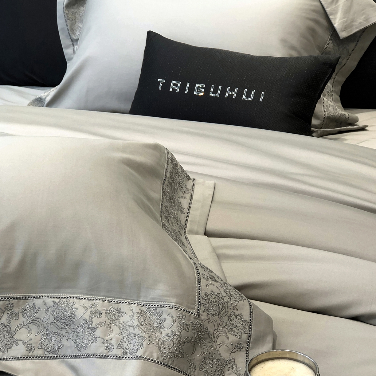 91家纺网 家纺一手货源 找家纺 太古汇家居 2025新款全棉“磨毛芙蕾特”镂空系列四件套 磨毛芙蕾特-大象灰