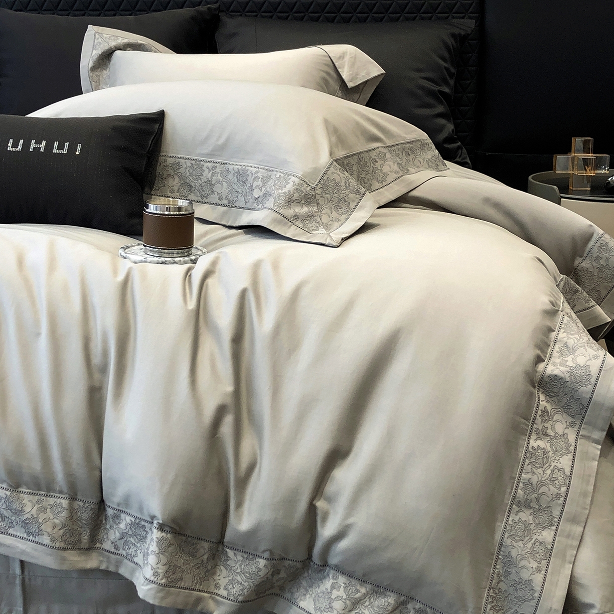 91家纺网 家纺一手货源 找家纺 太古汇家居 2025新款全棉“磨毛芙蕾特”镂空系列四件套 磨毛芙蕾特-大象灰